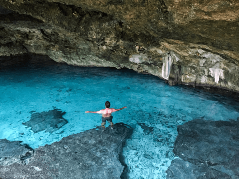 Homem Mergulhando no Cenote dos ojos em Tulum