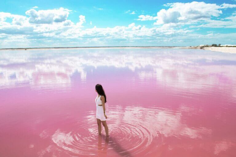 Mulher na lagoa de sal em passeio Las Coloradas